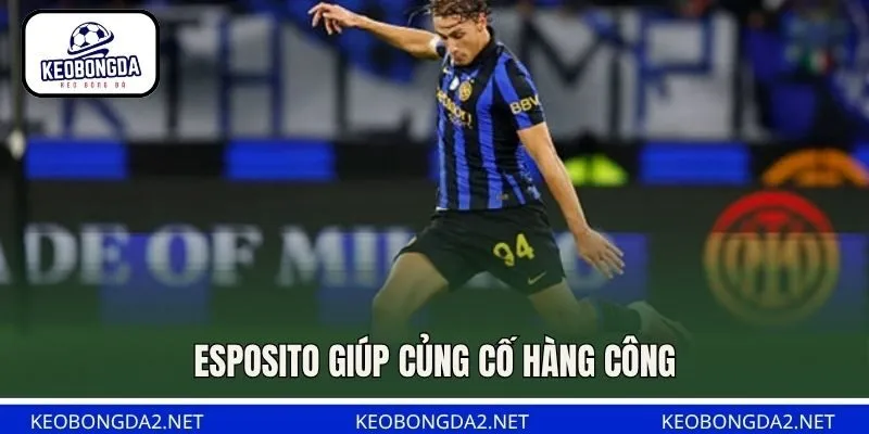 Esposito giúp củng cố hàng công